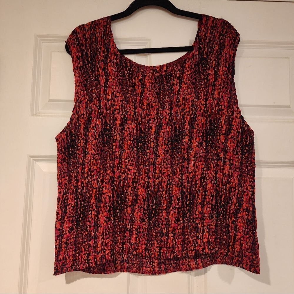 Stretchy black and red pleated sleeveless blouse